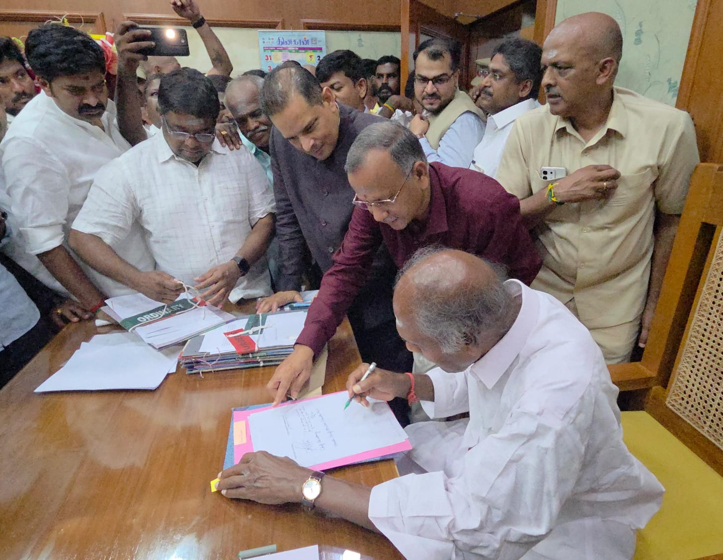 പുതുച്ചേരി മുഖ്യമന്ത്രിയായി എൻ.രംഗസാമി അധികരമേറ്റു: 17 സുപ്രധാന ഫയലുകളിൽ ഒപ്പുവച്ചു
