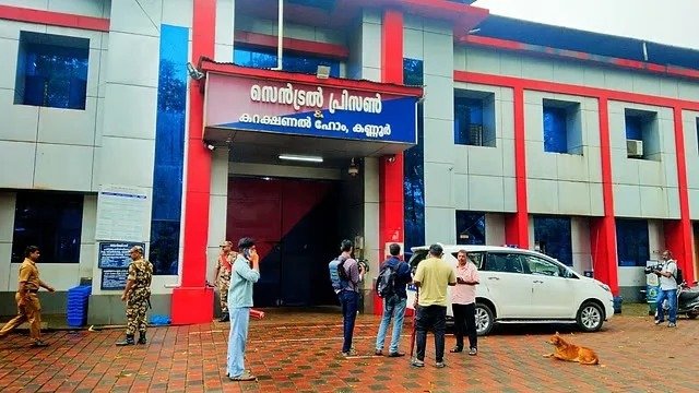 കുഴിച്ചിട്ട നിലയിൽ മൊബൈൽ ഫോണുകൾ കണ്ടെത്തി; കണ്ണൂർ സെൻട്രൽ ജയിൽ സൂപ്രണ്ടിന്റെ പരാതിയിൽ കേസ്